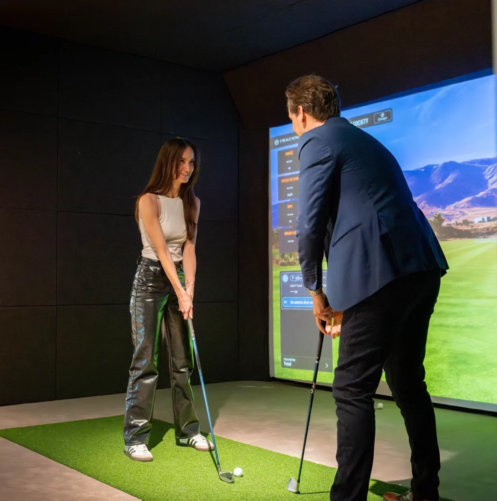 homme et femme prêt à jouer golf indoor paris 17