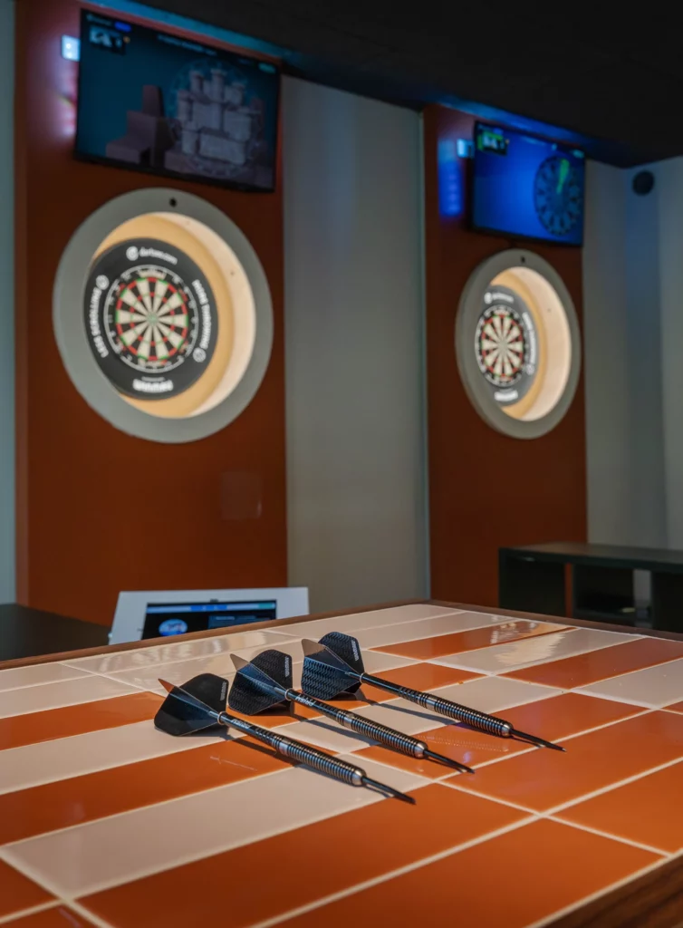 fléchette posé sur la table avec cible connecté en arrière plan